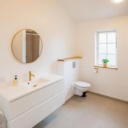 5 Bedroom Beautiful In *